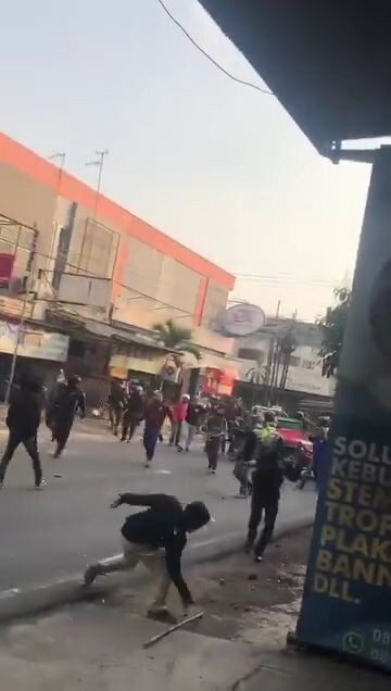Bentrokan massa di Muntilan Magelang antara GPK (Gerakan Pemuda Ka'bah) dan PDI P