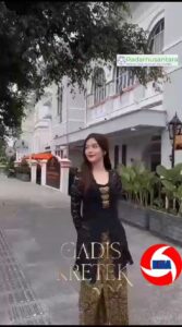 Seorang Gadis Cantik Yang Berpenampilan Ala Jeng Yah Di Mini Seri Gadis Kretek Yang Tayang Di Netflix Jadi Pusat Perhatian Di Jalan Malioboro Jogyakarta