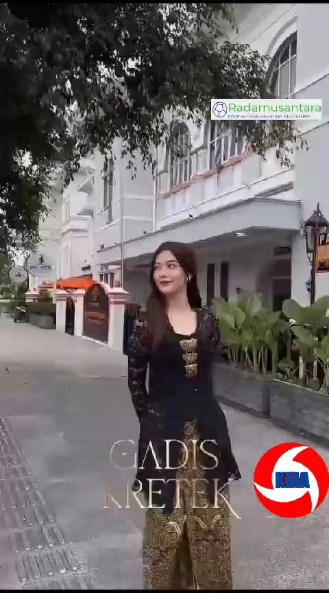 Seorang Gadis Cantik Yang Berpenampilan Ala Jeng Yah Di Mini Seri Gadis Kretek Yang Tayang Di Netflix Jadi Pusat Perhatian Di Jalan Malioboro Jogyakarta