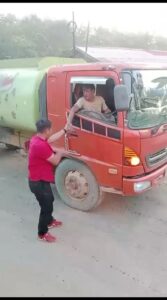 Mobil Bupati Kutai Barat Mau Mendahului. Gara-Gara Nggak Dikasih Jalan. Seorang Ajudan Mengamuk, Kemungkinan Ajudan Tersebut Aparat