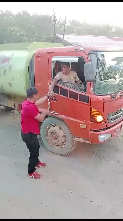 Mobil Bupati Kutai Barat Mau Mendahului. Gara-Gara Nggak Dikasih Jalan. Seorang Ajudan Mengamuk, Kemungkinan Ajudan Tersebut Aparat