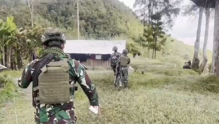 Tim Kesehatan Habema Sigap Tangani Warga Sakit di Honai Kampung Wombru