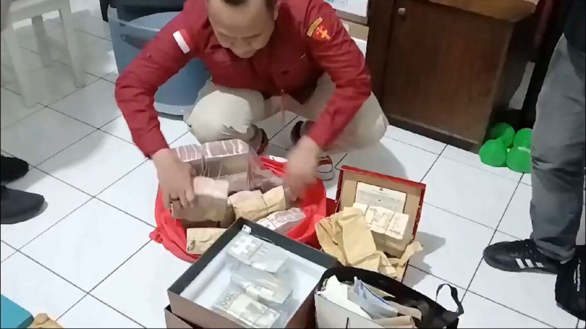 Penggeledahan dan Penetapan Tersangka: 3 Orang Hakim dan 1 Pengacara Terkait Suap dan/atau Gratifikasi