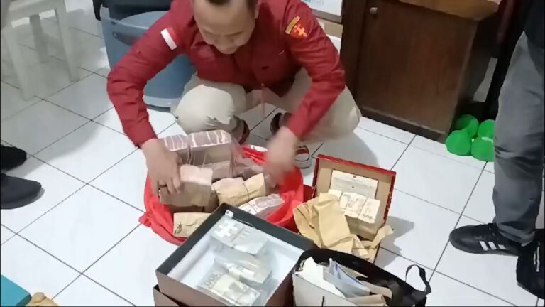 Penggeledahan dan Penetapan Tersangka: 3 Orang Hakim dan 1 Pengacara Terkait Suap dan/atau Gratifikasi