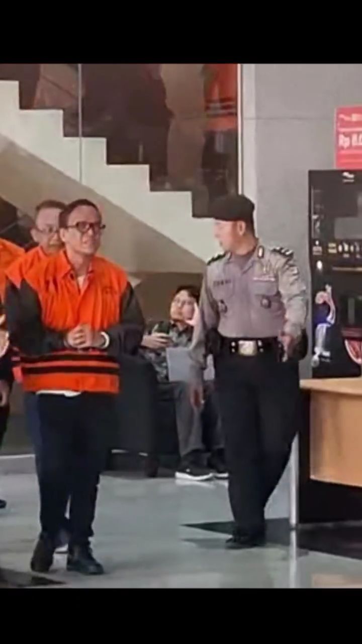 Immanuel Ebenezer Nangis Ketika Tangannya Diborgol dan Menggunakan Rompi Orange