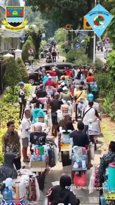 Tukang Kopi Keliling Berkumpul Di Istana
