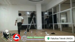 Pengerjaan Pemasangan Sunblas, Sticker Kaca Oneway dan Lantai SPC Kampus UNIGA Garut