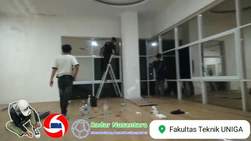 Pengerjaan Pemasangan Sunblas, Sticker Kaca Oneway dan Lantai SPC Kampus UNIGA Garut