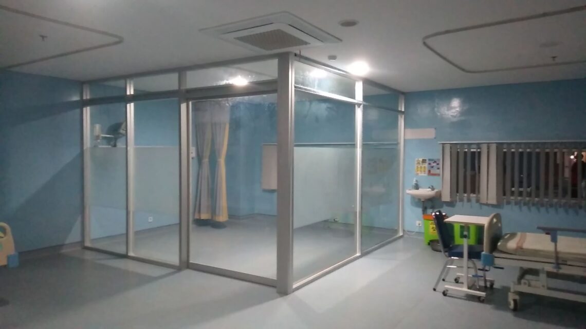 Pengerjaan Pemasangan Kusen Pintu Aluminium dan Kaca, Sekat Ruang ICU Rumah Sakit Muhammadiyah Bandung Selatan