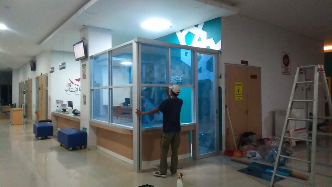 Pengerjaan Pemasangan Kusen Pintu Aluminium dan Kaca, Sekat Ruang Farmasi Rumah Sakit Muhammadiyah Bandung Selatan