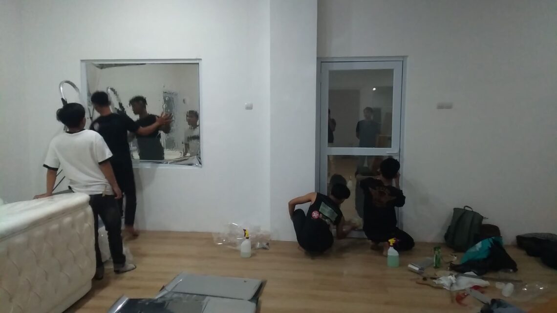 Pengerjaan Pemasangan Sunblast, Sticker Kaca Oneway dan Lantai SPC Kampus UNIGA Garut