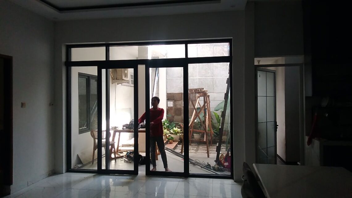 Pemasangan Kusen Aluminium, Pintu Aluminium, Jendela Aluminium dan Kaca Kediaman Ibu Ully, Komplek Jati Indah Buah Batu