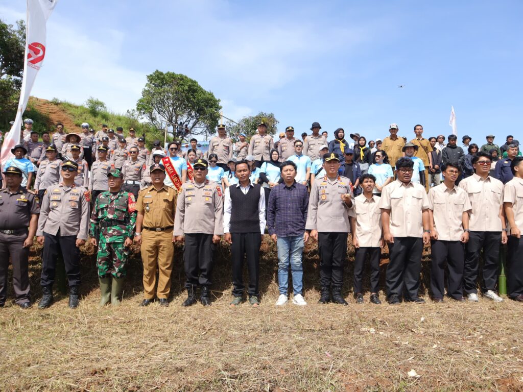 Polres Sumedang Bersama Pandawara Group Laksanakan Reklamasi Lahan Bekas Tambang di Cisitu