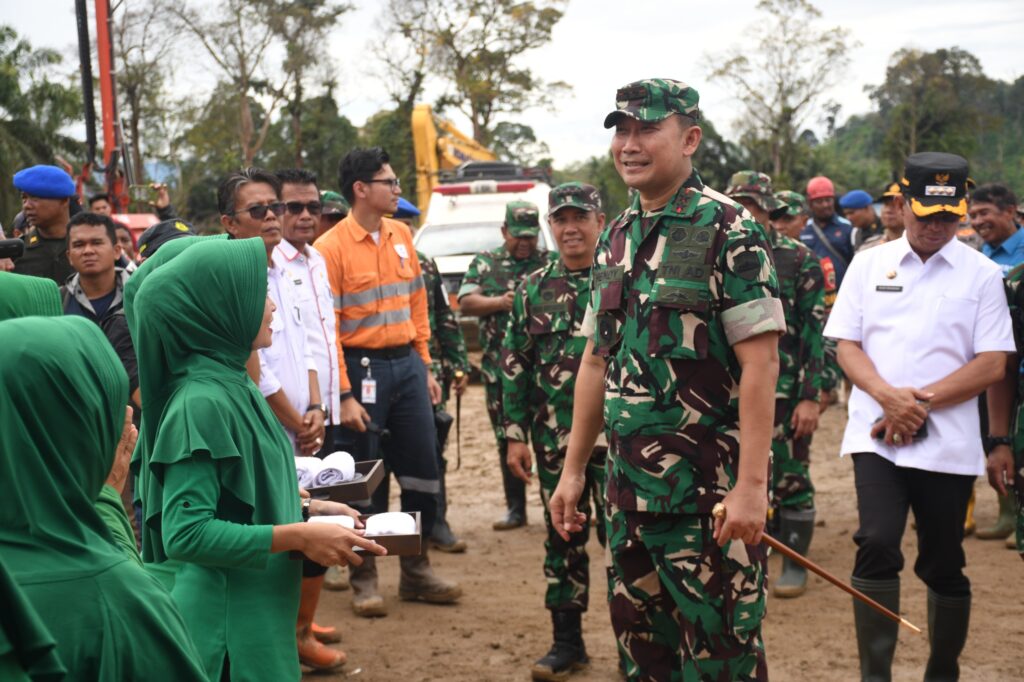 Pangdam I/BB Beserta Rombongan Kunjungi Lokasi Bencana dan Peninjauan Jalan Terputus di Tapanuli Selatan