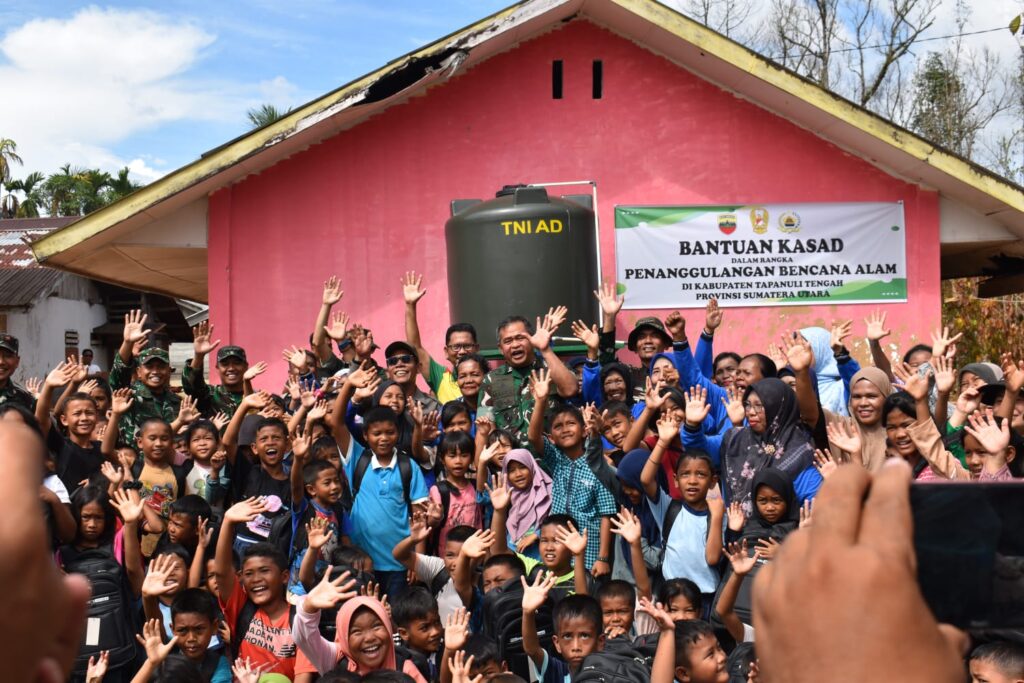 Kasad Tinjau Sekolah Terdampak Bencana dan Posko Pengungsi di Tapanuli Tengah