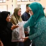 Staf Ahli TP PKK Pusat Yane Ardian Serahkan Bantuan untuk Korban Bencana di Kabupaten Agam