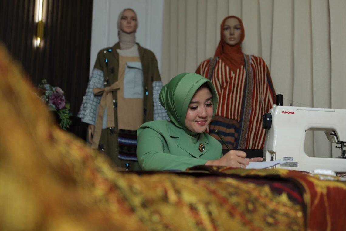 ASYIK! Harmoni Wastra dan Modernitas: Jejak Kreatif Ny. Almira Try Suhandy MS dalam Menembus Batas Mode
