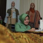 ASYIK! Harmoni Wastra dan Modernitas: Jejak Kreatif Ny. Almira Try Suhandy MS dalam Menembus Batas Mode