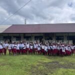 Mencerdaskan Kehidupan Bangsa, Satgas Yonif 521/DY Hadir Bagikan Perlengkapan Sekolah di Distrik Benawa
