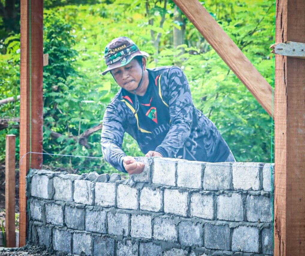 Mama Dabida Dowansiba Gembira, Rumah Mulai Dipasang Dinding Oleh Satgas TMMD Ke-128 Kodim 1801/Manokwari