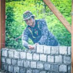 Mama Dabida Dowansiba Gembira, Rumah Mulai Dipasang Dinding Oleh Satgas TMMD Ke-128 Kodim 1801/Manokwari
