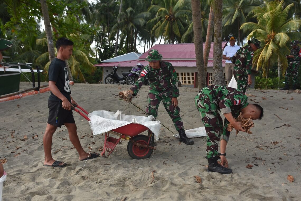 Peduli Lingkungan, Satgas Pamtas RI–Malaysia Yonarmed 19/Bogani Bersama Warga Bersihkan Pantai Babo