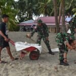 Peduli Lingkungan, Satgas Pamtas RI–Malaysia Yonarmed 19/Bogani Bersama Warga Bersihkan Pantai Babo
