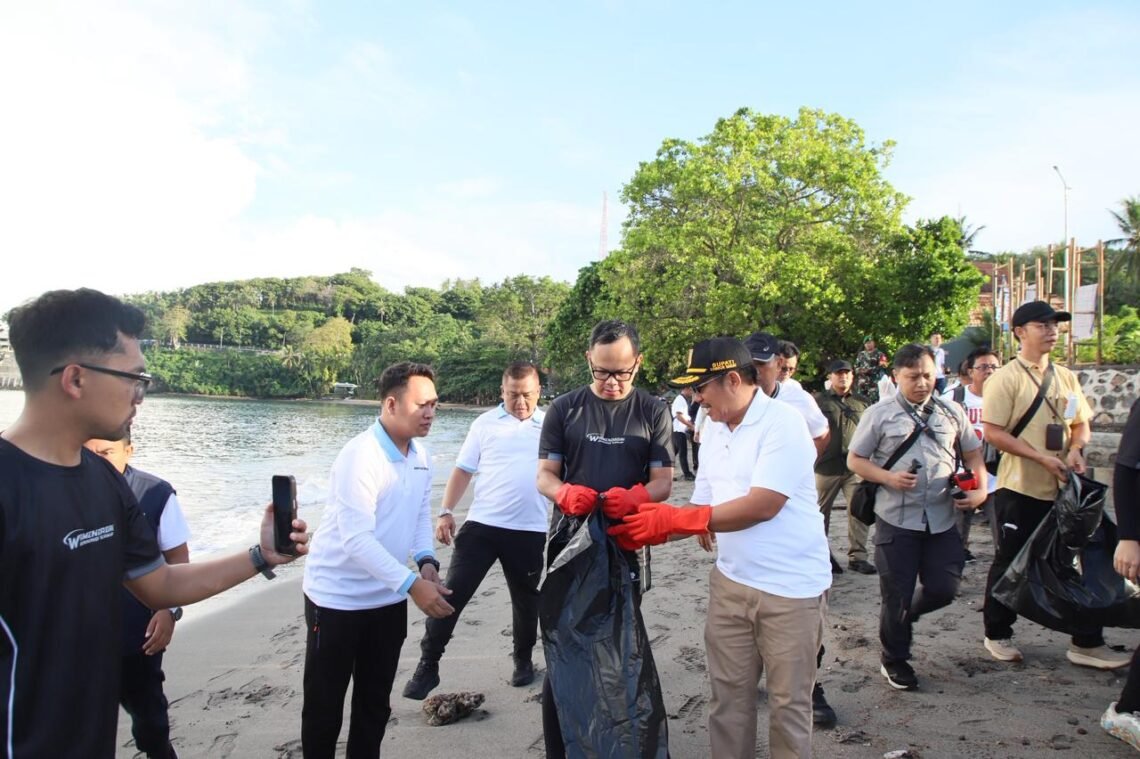 Dukung Indonesia ASRI, Wamendagri Bima Arya Bersama ASN dan Praja IPDN NTB Gelar Gerakan Bersih Pantai