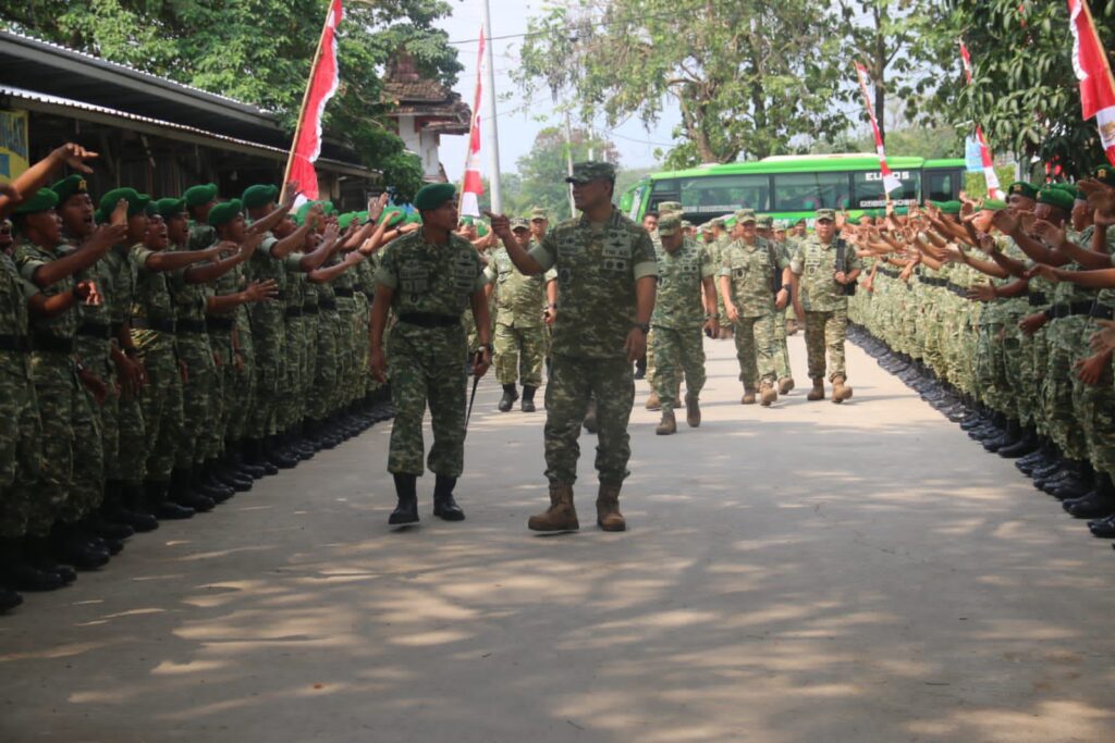 Wakasad Dampingi Wapang TNI Tinjau Kesiapan Yonif TP 936/SJ